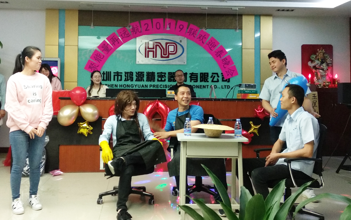 鸿源精密晚会小品《测谎机器人》